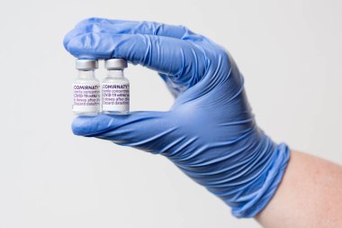 BioNTech 'ten COVID-19 mRNA COMIRNATY aşı kutusu