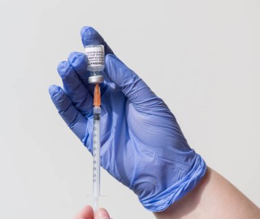 BioNTech 'ten COVID-19 mRNA COMIRNATY aşı kutusu