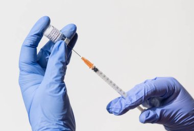 BioNTech 'ten COVID-19 mRNA COMIRNATY aşı kutusu