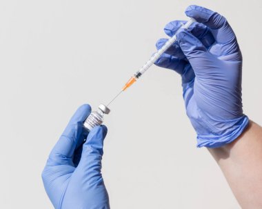 BioNTech 'ten COVID-19 mRNA COMIRNATY aşı kutusu