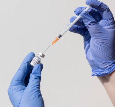 BioNTech 'ten COVID-19 mRNA COMIRNATY aşı kutusu