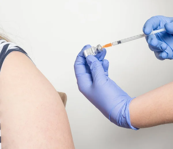 女性はワクチンCovid Mrnaでワクチン接種を受けています Covid Mrna Comirnaty Biontech — ストック写真