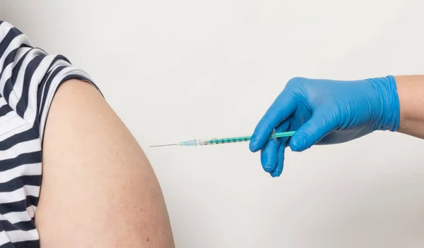 女性はワクチンでワクチン接種されていますCovid 19ワクチン — ストック写真