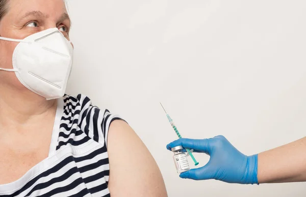 女性は アストラゼネカからのワクチンCovid 19ワクチンでワクチン接種されています — ストック写真