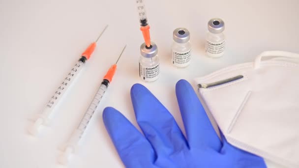 Caja Vacunas Con Vacuna Covid Mrna Comirnaty Biontech — Vídeos de Stock
