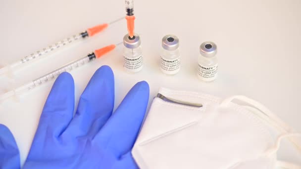 Vaccinförpackning Med Vaccinet Covid Mrna Comirnaty Från Biontech — Stockvideo