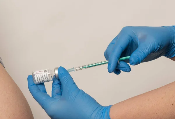 ワクチンボックスCovid アストラゼネカのワクチン — ストック写真