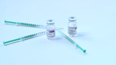Aşı kutusunda AstraZeneca 'dan COVID-19 aşısı var.