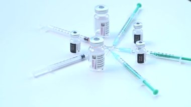 Aşı kutusu COVID-19 mRNA COMIRNATY BioNTech ve AstraZeneca
