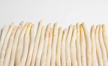 Beyaz arka planda taze beyaz kuşkonmaz