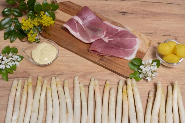 Witte Asperges Met Verse Ham Aardappelen Een Houten Bord — Stockfoto