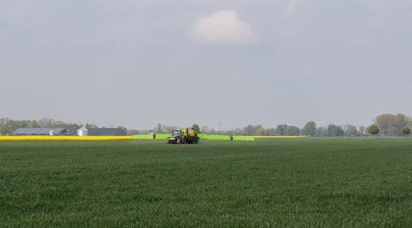 Трактор Полевым Распылителем Применении Пестицидов Против Пестицидов — стоковое фото
