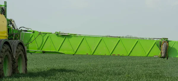 Traktor Polním Postřikovačem Při Aplikaci Pesticidu Proti Pesticidu — Stock fotografie