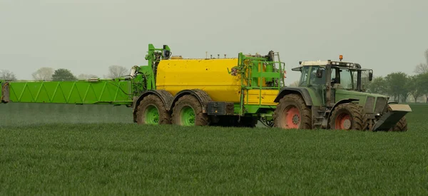 Traktor Polním Postřikovačem Při Aplikaci Pesticidu Proti Pesticidu — Stock fotografie