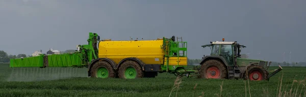 Traktor Polním Postřikovačem Při Aplikaci Pesticidu Proti Pesticidu — Stock fotografie