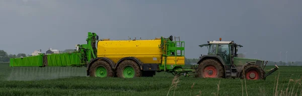 Ciągnik Opryskiwaczem Polowym Przy Stosowaniu Pestycydów Przeciwko Pestycydom — Zdjęcie stockowe