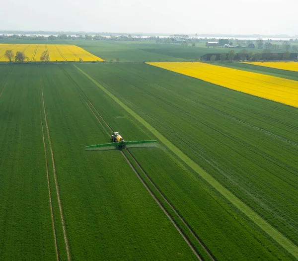 Traktor Polním Postřikovačem Při Aplikaci Pesticidu Proti Pesticidu — Stock fotografie