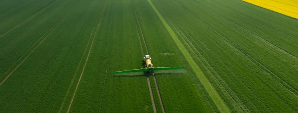 Tractor Field Sprayer Applying Pesticide Pesticide — Stock Photo, Image