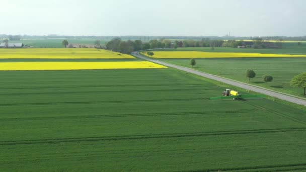 Traktor Mit Feldspritze Beim Einsatz Von Pestiziden Gegen Pestizide — Stockvideo