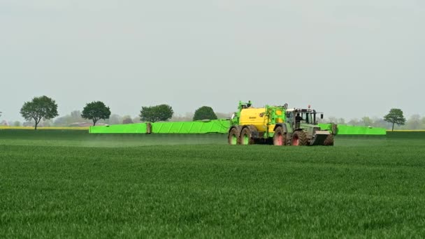 Trattore Fendt Favorit 824 Con Irroratore Campo Dammann Profi Class — Video Stock