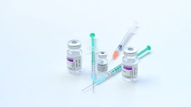 Aşı kutusu COVID-19 mRNA COMIRNATY BioNTech ve AstraZeneca