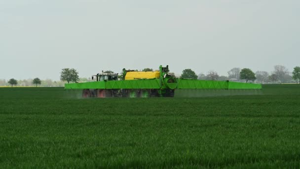 Tractor Fendt Favorit 824 Dammann Profi Class Field Sprayer Applying — Wideo stockowe