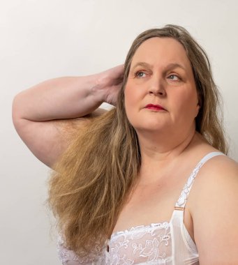 Tombul bir kadınla kısmi fotoğraf çekimi. 