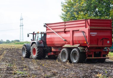 FENDT 920 Vario traktörü mısır hasadı sırasında Krampe Kipper marka tahıl arabasıyla