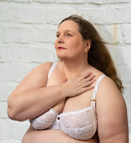 Tombul bir kadınla kısmi fotoğraf çekimi. 