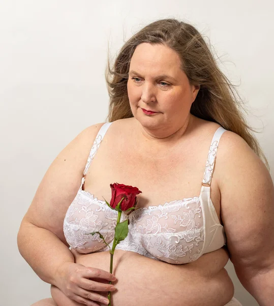 Tombul bir kadınla kısmi fotoğraf çekimi. 