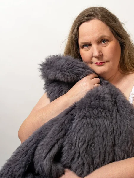 Tavşan kürkü ceketli tombul bir kadınla kısmi fotoğraf çekimi