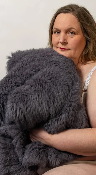 Tavşan kürkü ceketli tombul bir kadınla kısmi fotoğraf çekimi