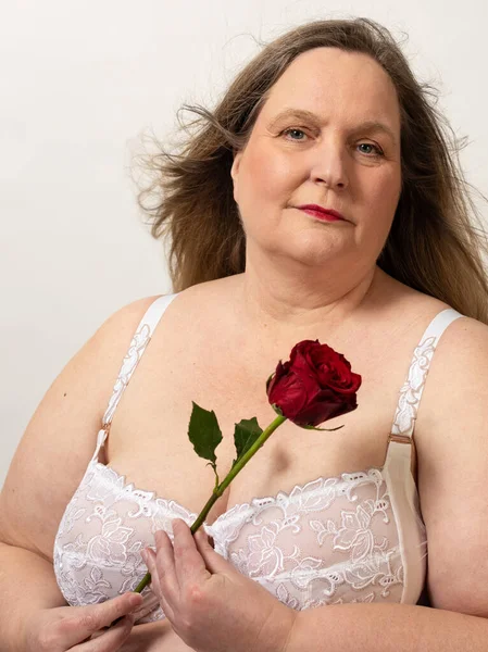 Tombul bir kadınla kısmi fotoğraf çekimi. 