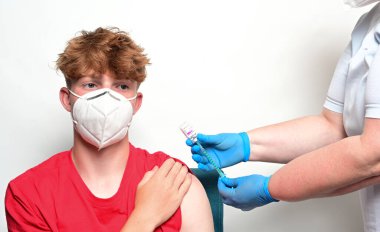 16 yaş ve üzeri ergenler AstraZeneca 'dan COVID-19 aşısıyla aşılandılar.