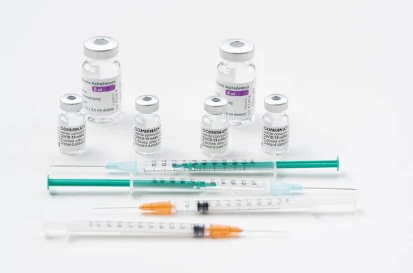 Caja Vacunas Con Vacuna Covid Mrna Comirnaty Biontech Astrazeneca — Foto de Stock
