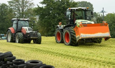 CLAAS 4000 Xerion traktörü ve STEYR 6140 Profi traktörü mısır hasadı sırasında