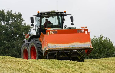 Mısır hasadı sırasında CLAAS 4000 Xerion traktörü