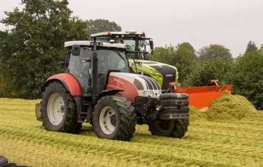 CLAAS 4000 Xerion traktörü ve STEYR 6140 Profi traktörü mısır hasadı sırasında