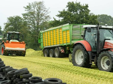 FENDT 930 Vario traktörü Joskin Silospace silage wagon, STEYR 6140 Profi traktör ve CLAAS 4000 Xerion traktörü mısır hasadı sırasında