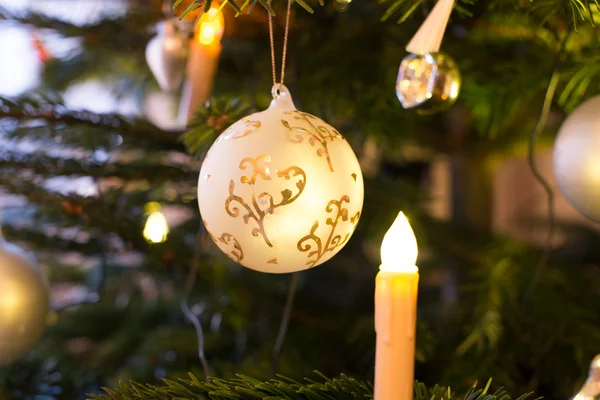 Bola de Natal na árvore de Natal — Fotografia de Stock