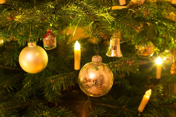Palla di Natale sull'albero di Natale — Foto Stock