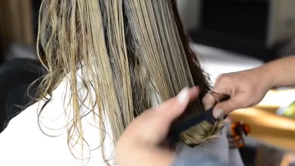 Стрижка волос — стоковое видео