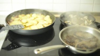 Biftek ve kızarmış patates kızartma