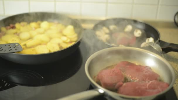 牛排和炸的土豆烤 — 图库视频影像