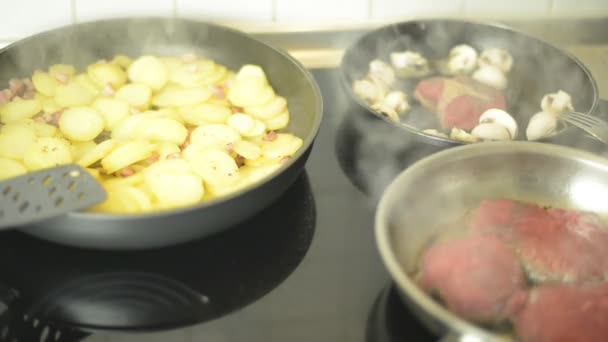 Bife e batatas fritas assadas — Vídeo de Stock