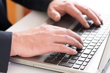 Bilgisayarla çalışan bir iş adamı