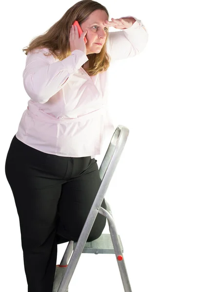 Mujer de negocios de pie en una escalera — Foto de Stock