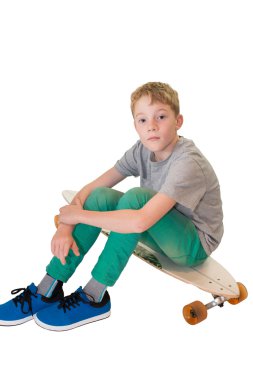 Çocuk onun kaykay üzerinde