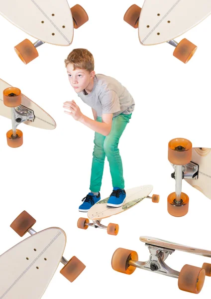 Criança em seu skate — Fotografia de Stock
