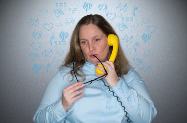 Onun gözlük ile oynayan genç bir kadın